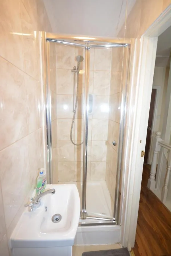 London Deluxe 6 Bedroom House Dagenham 0*,