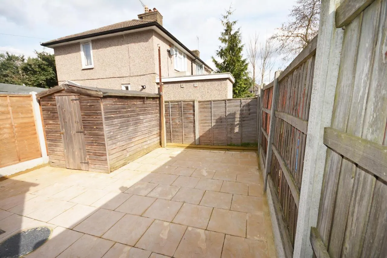 London Deluxe 6 Bedroom House Dagenham