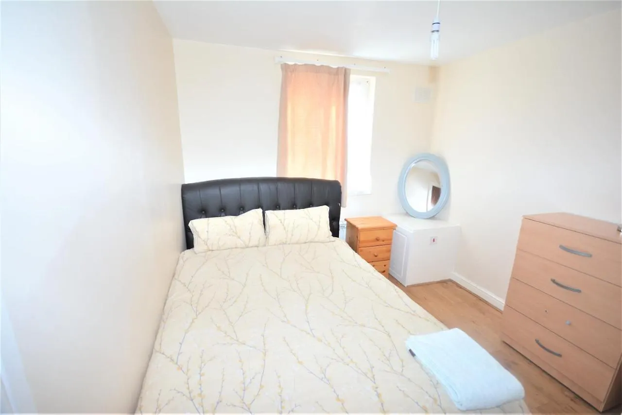 London Deluxe 6 Bedroom House Dagenham 0*,  United Kingdom