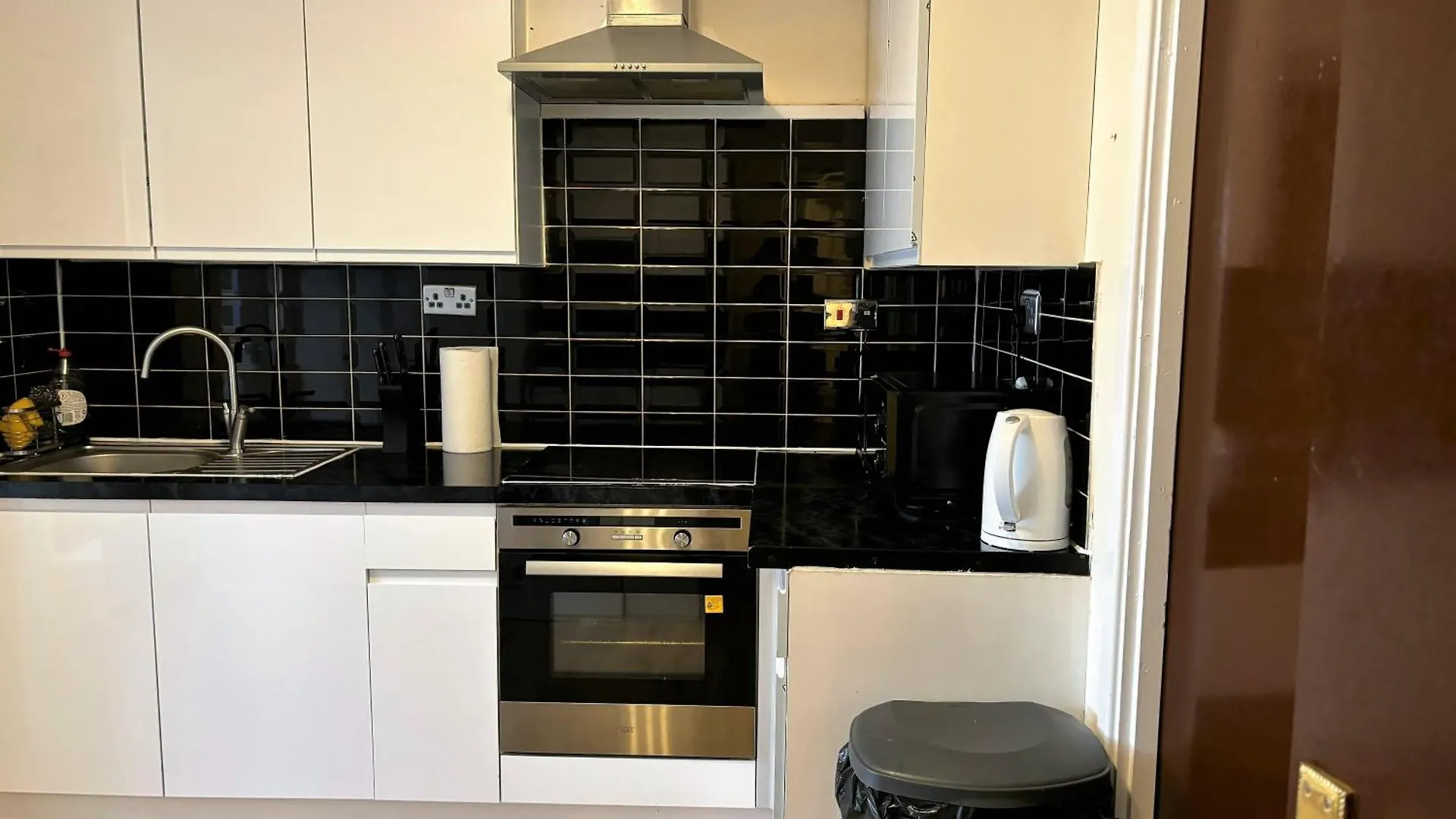 London Deluxe 6 Bedroom House Dagenham