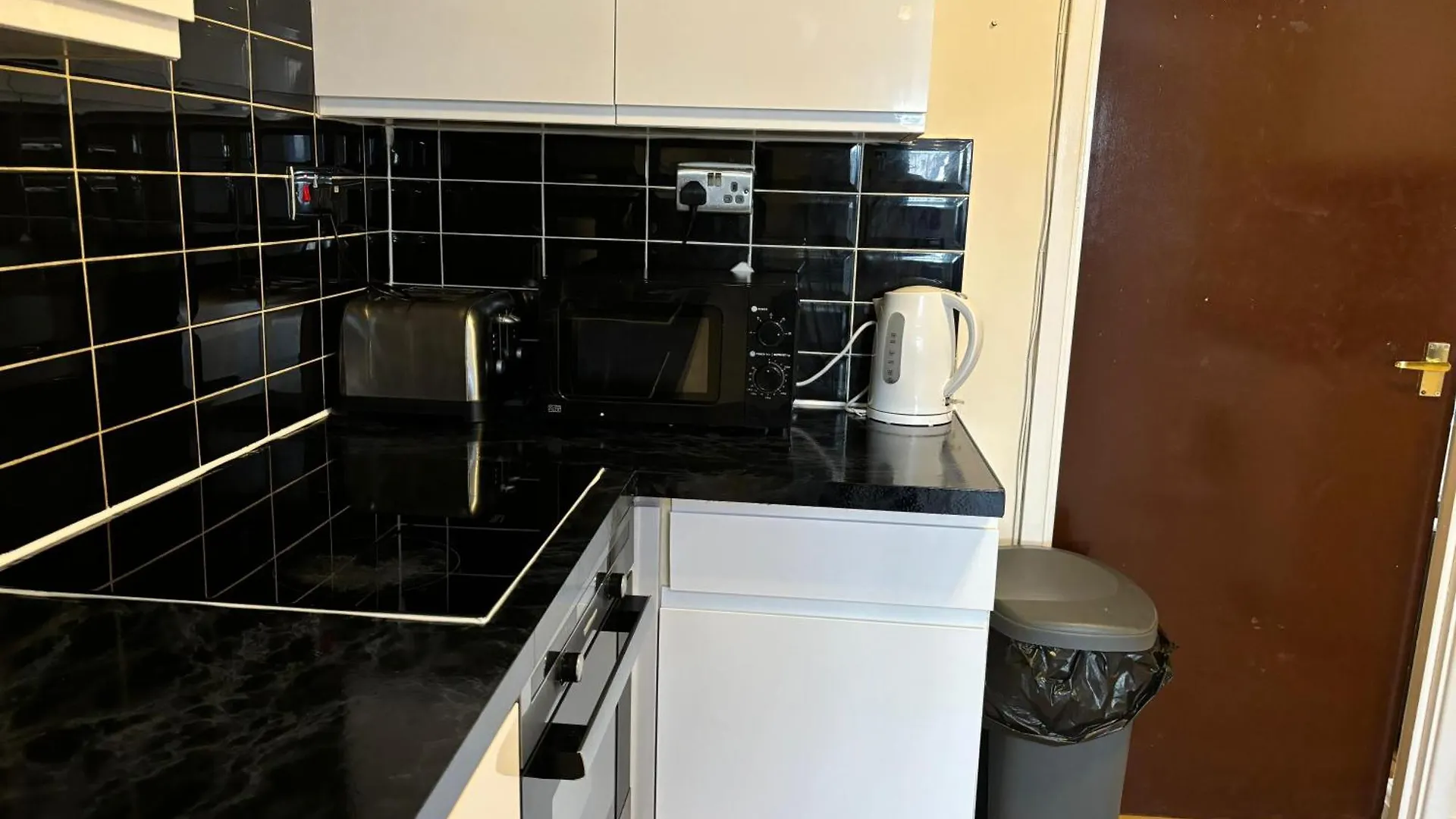 London Deluxe 6 Bedroom House Dagenham 0*,  United Kingdom