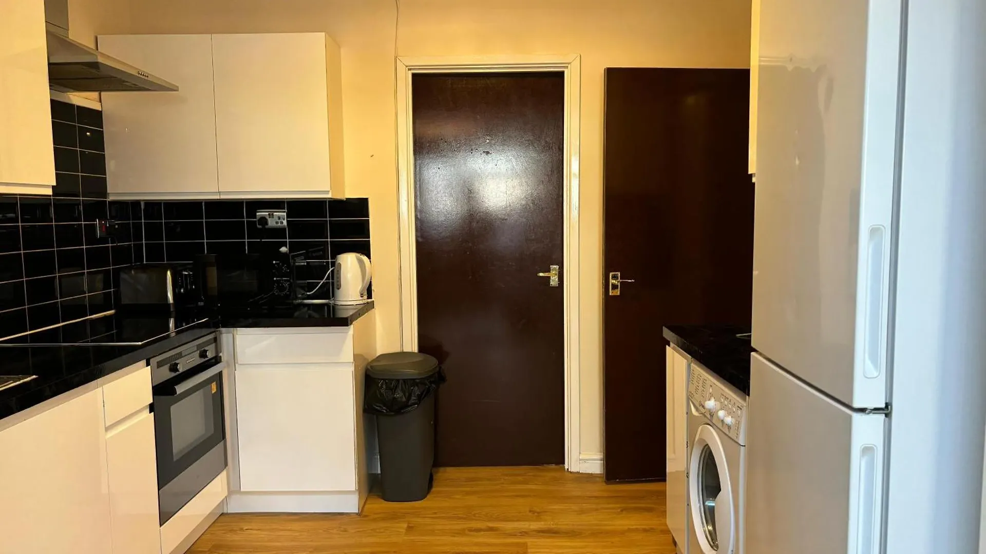 London Deluxe 6 Bedroom House Dagenham